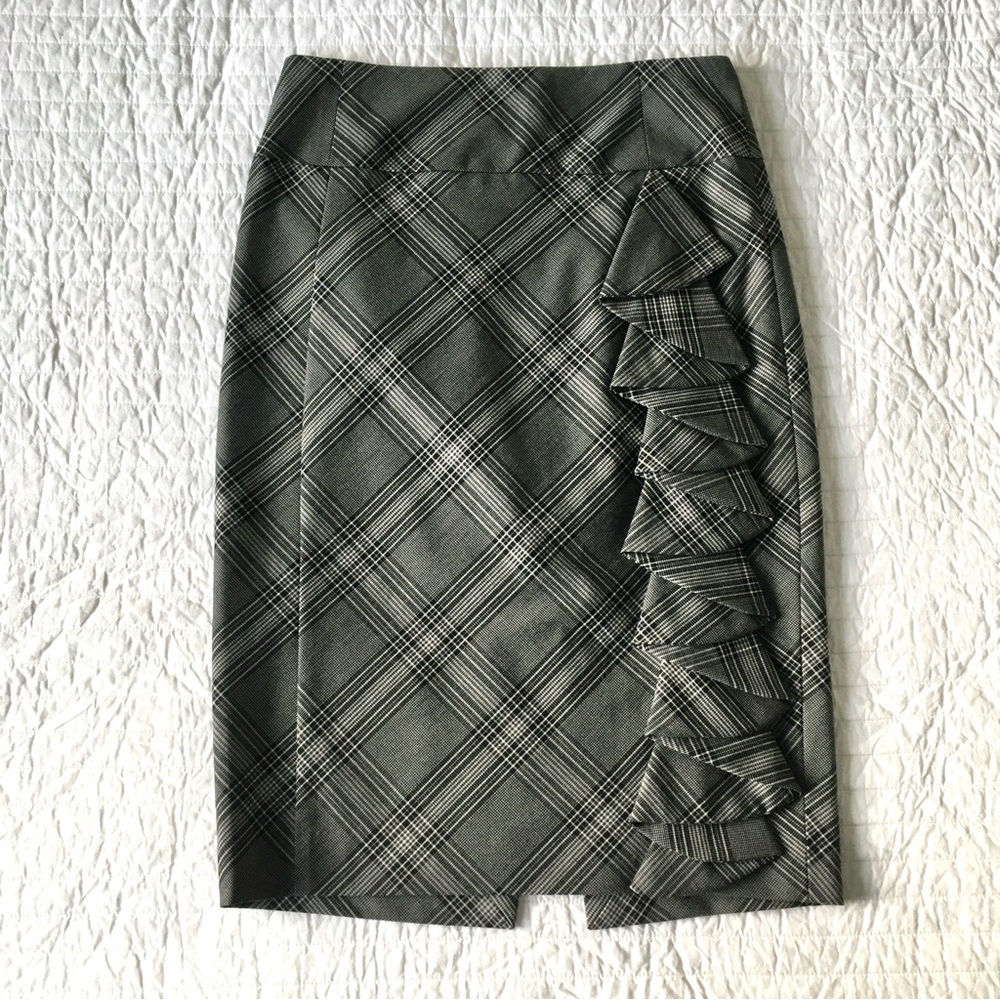 Women's Express Black White Plaid Pencil Skirt Sz 2 - Ruffle front